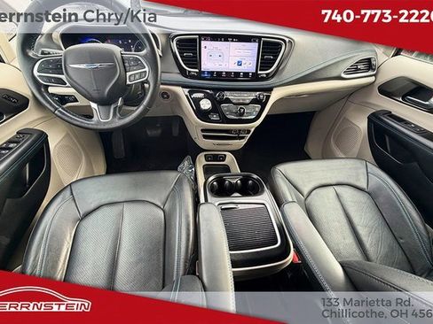 Used 2021 Chrysler Pacifica Touring-L image 12