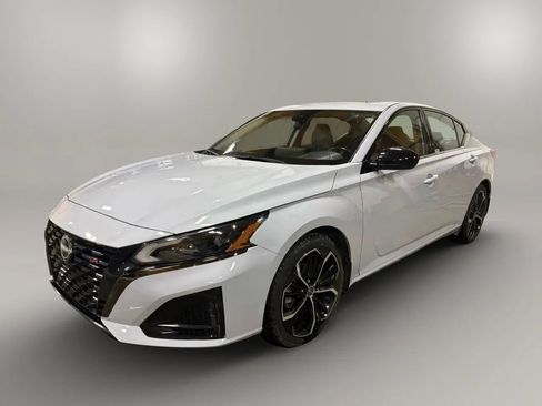 Used 2023 Nissan Altima 2.5 SR w/ SR Premium Package image 11