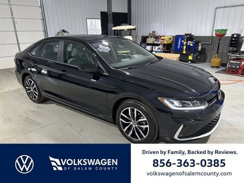 Certified 2025 Volkswagen Jetta SE image 1