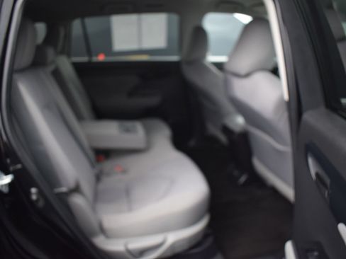 Used 2023 Toyota Highlander LE AWD/4WD image 11