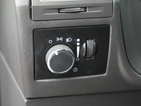 Used 2013 Dodge Challenger SXT image 5