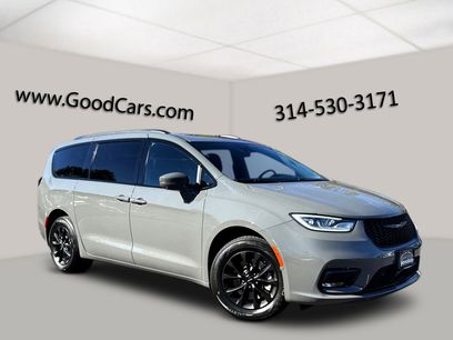 Used 2021 Chrysler Pacifica Limited w/ Uconnect Theater Family Group