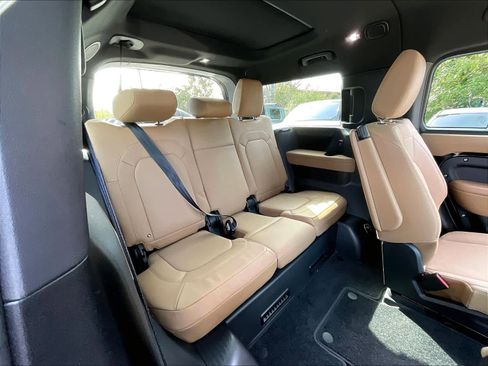 Used 2025 Land Rover Defender 130 X-Dynamic SE image 29