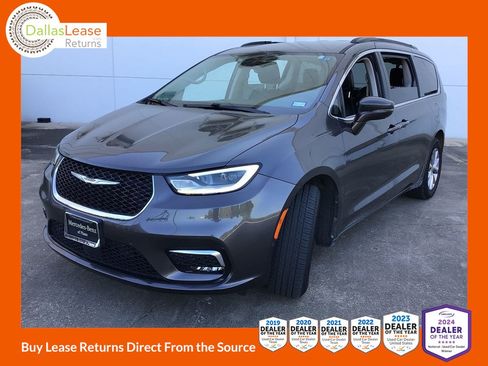 Used 2022 Chrysler Pacifica Touring-L w/ Uconnect Theater Family Group AWD/4WD image 1