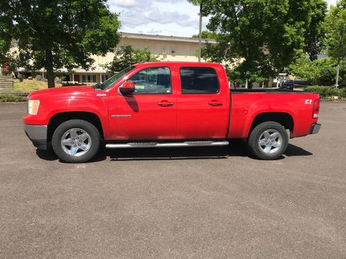 Used 2013 GMC Sierra 1500 SLT w/ All-Terrain Package AWD/4WD image 3