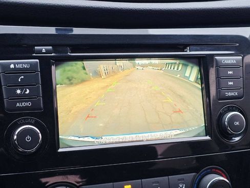 Used 2018 Nissan Rogue SV FWD image 18
