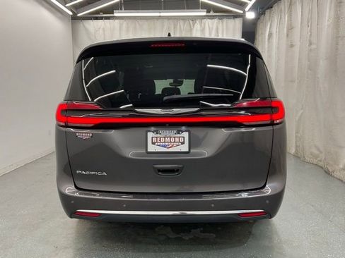 Used 2023 Chrysler Pacifica Touring-L FWD image 6