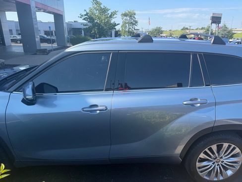 Used 2023 Toyota Highlander Platinum FWD image 2