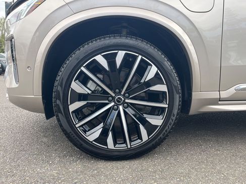 Certified 2025 Volvo XC90 T8 Ultra AWD/4WD image 28