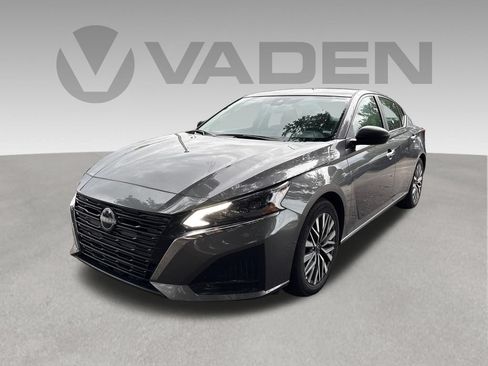Used 2025 Nissan Altima 2.5 SV FWD image 1