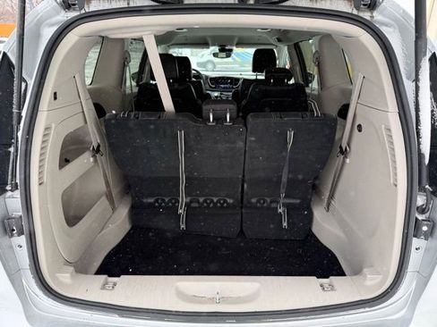 Used 2024 Chrysler Pacifica Touring-L image 10