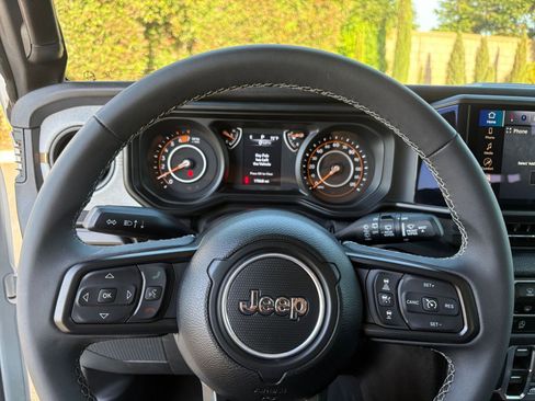 Used 2025 Jeep Wrangler Unlimited Sport AWD/4WD image 27