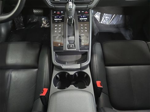 Used 2025 Porsche Macan image 20