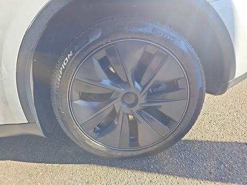 Used 2024 Tesla Model Y Long Range image 34