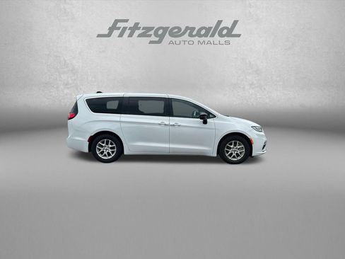 Used 2025 Chrysler Pacifica Select FWD image 8