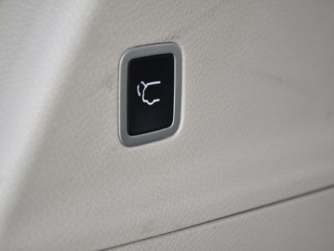Used 2023 Chrysler Voyager LX FWD image 9