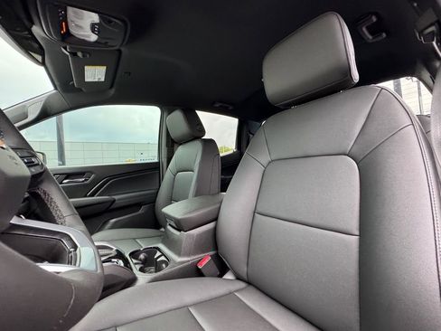 New 2025 Chevrolet Colorado LT w/ LT Convenience Package RWD image 13