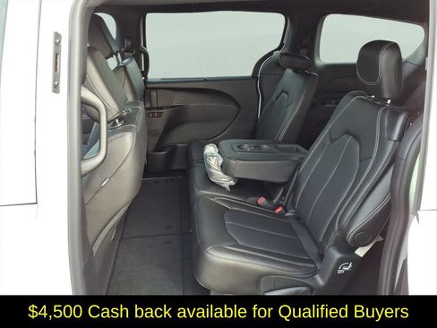 New 2026 Chrysler Pacifica Select image 11