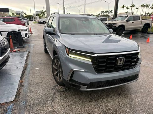 Used 2023 Honda Pilot Touring image 3