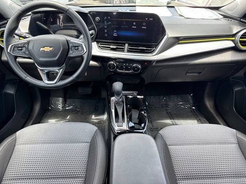 Used 2025 Chevrolet Trax LT w/ LT Convenience Package FWD image 21