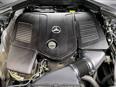 Used 2024 Mercedes-Benz GLC 300 4MATIC image 9