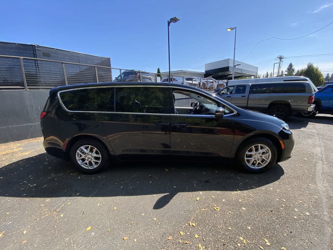 Used 2023 Chrysler Pacifica Touring-L FWD image 7