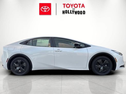 New 2026 Toyota Prius SE image 3