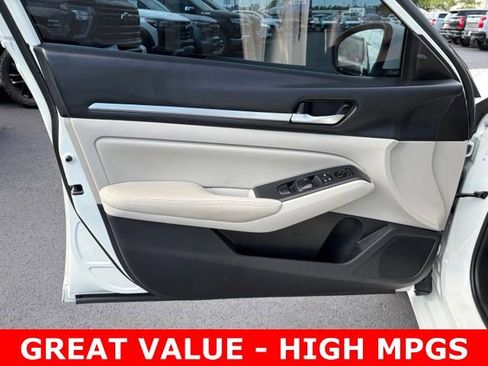Used 2022 Nissan Altima 2.5 SV FWD image 12