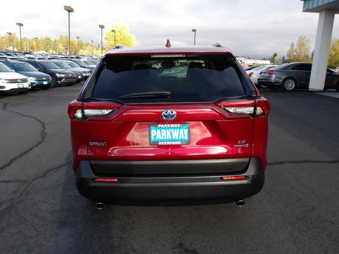 Used 2022 Toyota RAV4 LE AWD/4WD image 4
