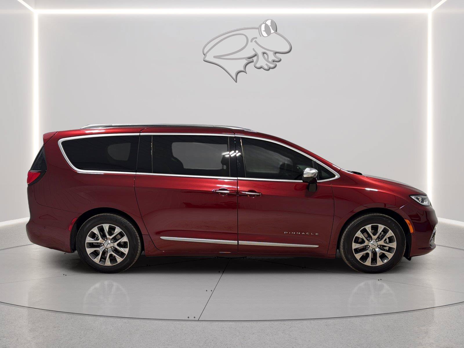 Used 2023 Chrysler Pacifica Pinnacle FWD image 6