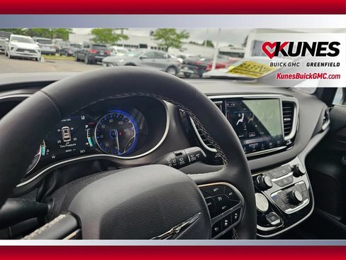 Used 2025 Chrysler Pacifica Select FWD image 15