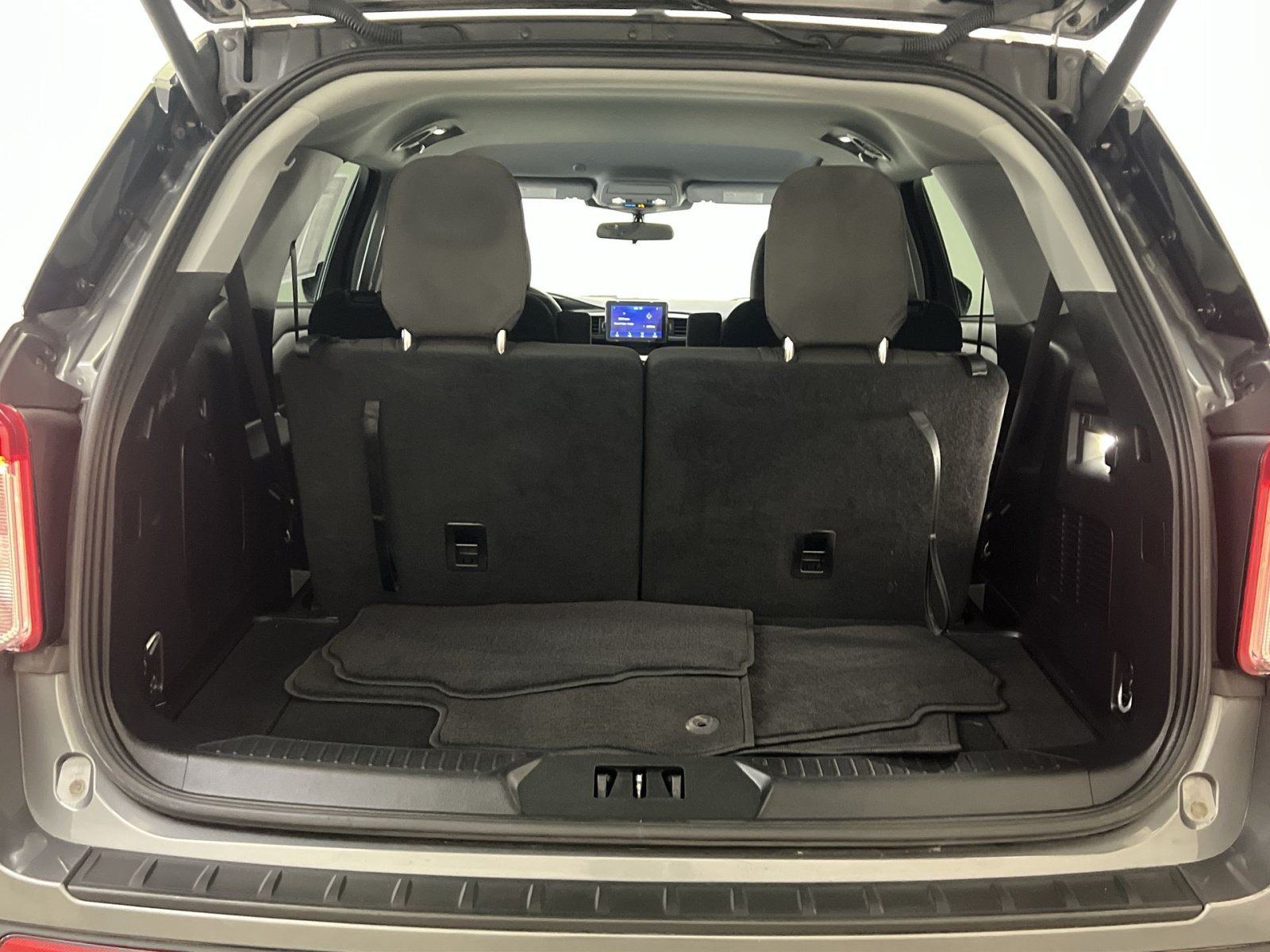 Used 2023 Ford Explorer XLT AWD/4WD image 26