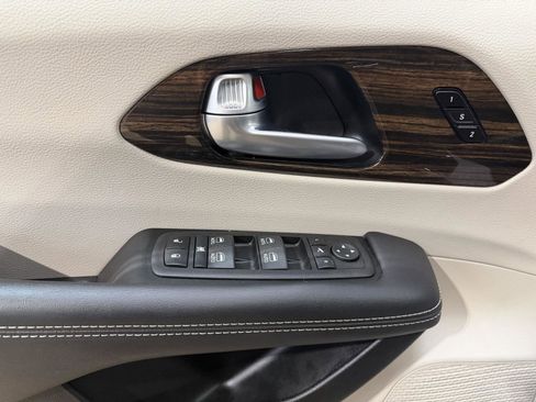 Used 2024 Chrysler Pacifica Limited FWD image 10