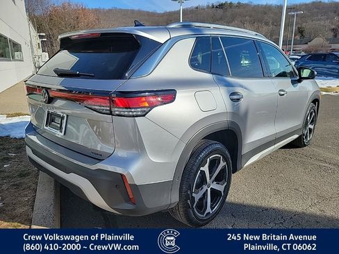 Certified 2025 Volkswagen Tiguan SE image 3