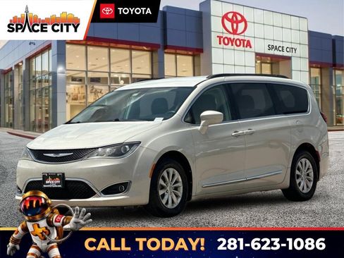 Used 2017 Chrysler Pacifica Touring-L FWD image 1