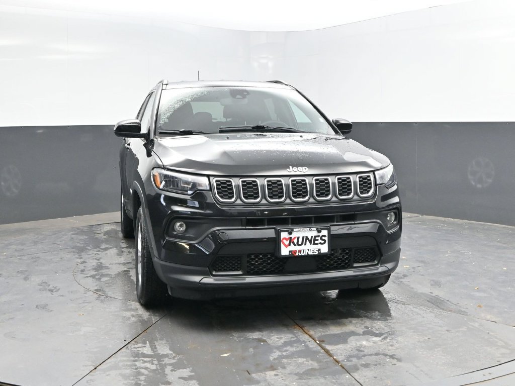 Used 2024 Jeep Compass Latitude AWD/4WD image 2
