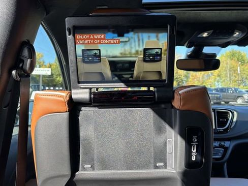 New 2026 Chrysler Pacifica Pinnacle image 10