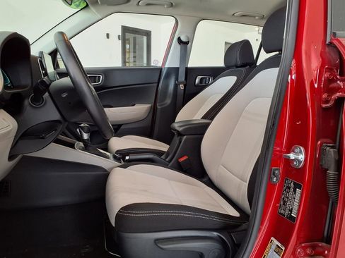 Used 2025 Hyundai Venue SEL FWD image 14