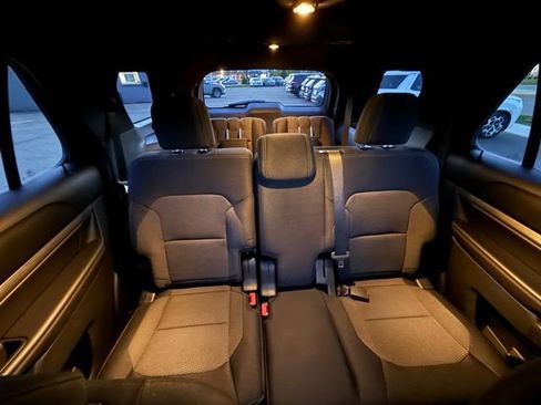 Used 2018 Ford Explorer XLT AWD/4WD image 22