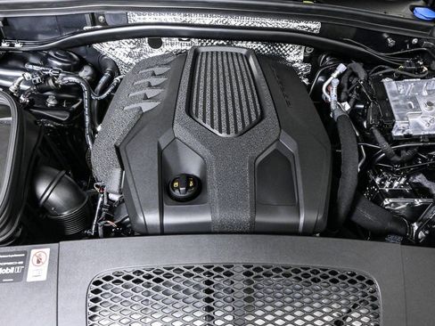 Certified 2026 Porsche Macan AWD/4WD image 37