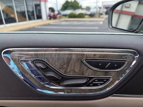 Used 2017 Lincoln Continental Reserve AWD/4WD image 7