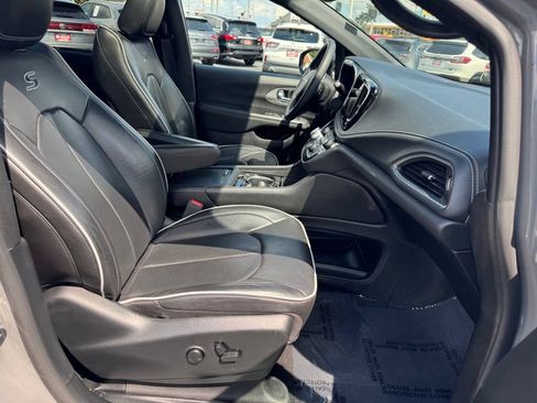 Used 2025 Chrysler Pacifica Limited FWD image 33