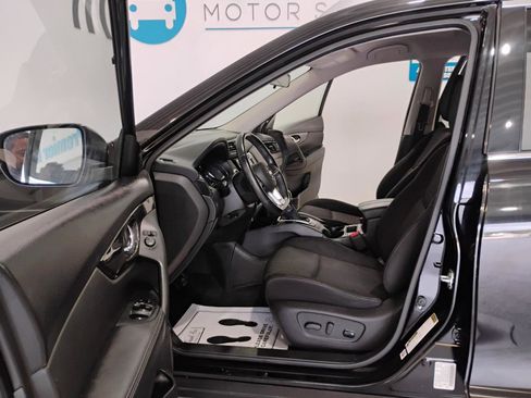 Used 2019 Nissan Rogue SV image 9