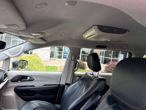 Used 2020 Chrysler Pacifica Touring-L FWD image 11