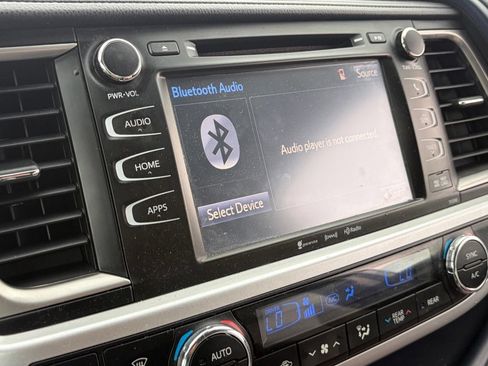 Used 2019 Toyota Highlander XLE FWD image 11