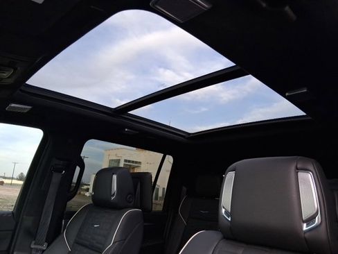 Used 2025 Cadillac Escalade ESV V image 18