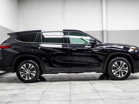 Used 2021 Toyota Highlander XLE FWD image 8