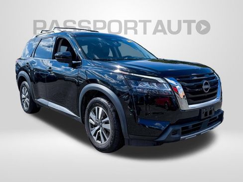 Used 2023 Nissan Pathfinder SL AWD/4WD image 2
