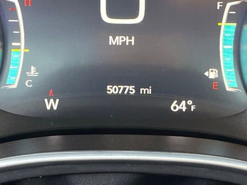 Used 2024 Chrysler Pacifica Touring-L image 16