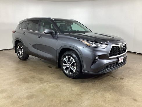 Used 2024 Toyota Highlander XLE AWD/4WD image 5